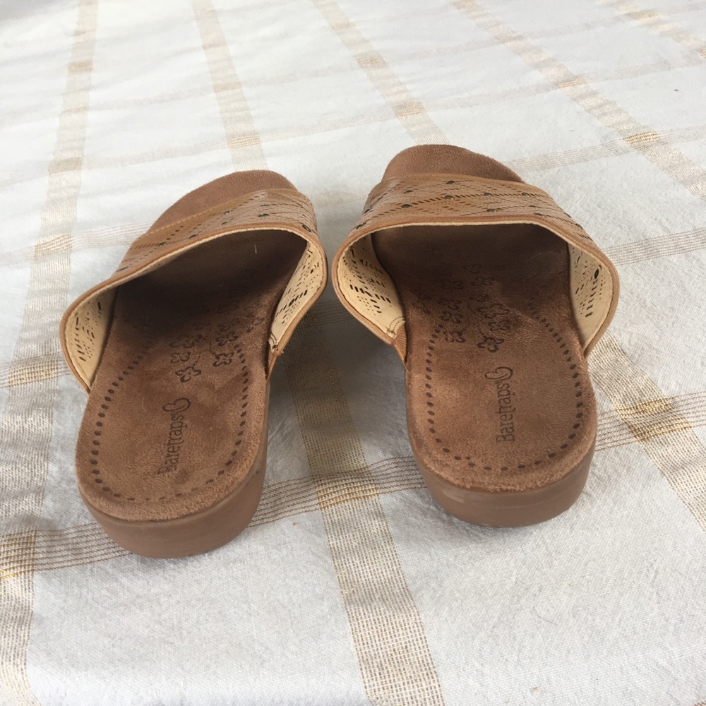 7 1/2 MED BARETRAPS SUEDE TAN SOLE WITH CUTWORK BRUSHED BRASS METAL DECORATION. - Picture 5 of 6